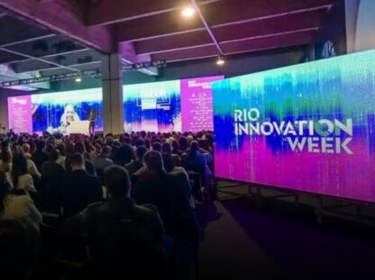 Público e palestrantes no Rio Innovation Week 2025 no Píer Mauá, durante apresentações sobre marketing digital, inovação tecnológica e estratégias de vendas.