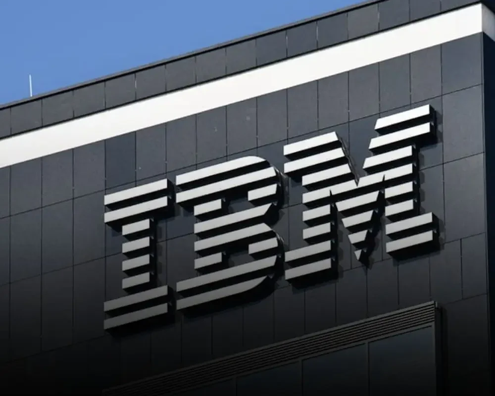 Painel ilustrativo do IBM Data Protect mostrando conceitos de resiliência cibernética, escalabilidade e proteção de dados com backups imutáveis, representado em um design corporativo e tecnológico.