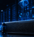 Servidor IBM Power com painéis de dados de performance representando redução de custos e alta disponibilidade