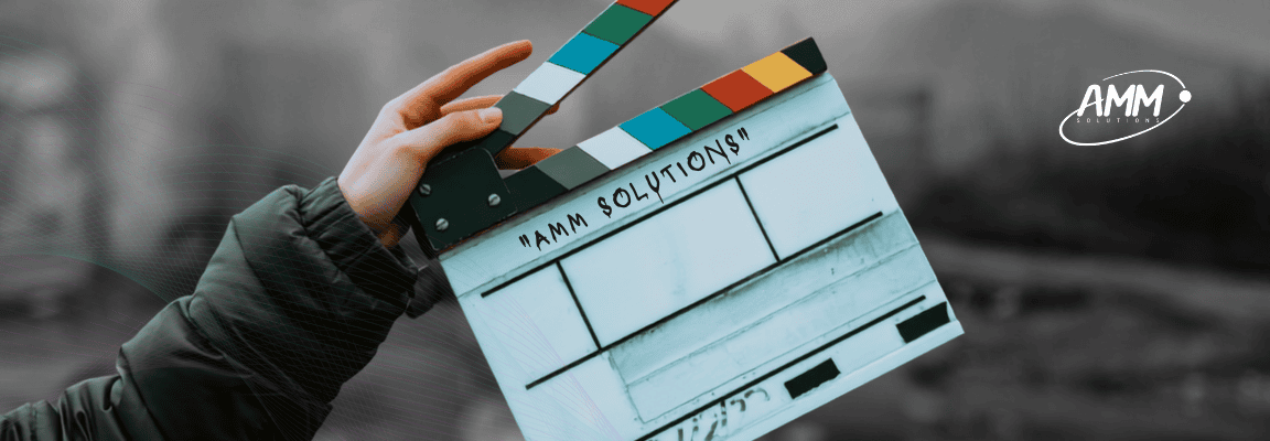 Claquete de cinema representando a infraestrutura tecnológica para produtoras audiovisuais, tema discutido durante o AMM Solutions Experience.