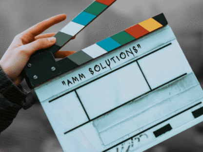 Claquete de cinema representando a infraestrutura tecnológica para produtoras audiovisuais, tema discutido durante o AMM Solutions Experience.