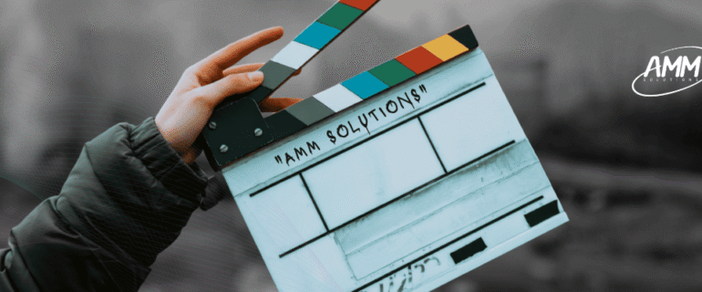 Infraestrutura de TI para produtoras audiovisuais | AMM Solutions Claquete de cinema representando a infraestrutura tecnológica para produtoras audiovisuais, tema discutido durante o AMM Solutions Experience.