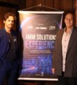 AMM Solutions Experience reúne IBM, Ingram Micro e mercado audiovisual Bruno, da AMM Solutions, e um especialista convidado posam ao lado do banner do AMM Solutions Experience, evento realizado em parceria com IBM e Ingram Micro para discutir infraestrutura de TI, armazenamento de dados e Inteligência Artificial para o mercado audiovisual.