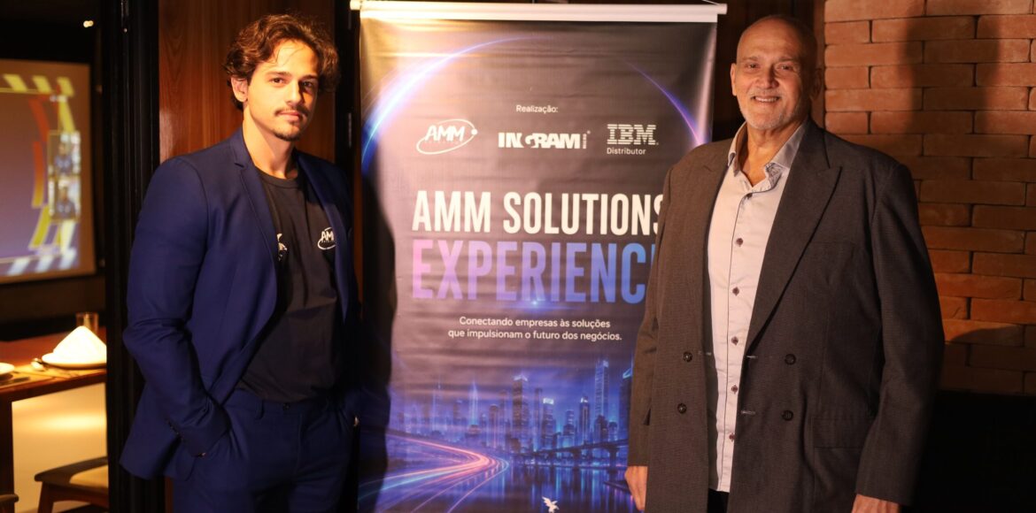 AMM Solutions Experience reúne IBM, Ingram Micro e mercado audiovisual Bruno, da AMM Solutions, e um especialista convidado posam ao lado do banner do AMM Solutions Experience, evento realizado em parceria com IBM e Ingram Micro para discutir infraestrutura de TI, armazenamento de dados e Inteligência Artificial para o mercado audiovisual.