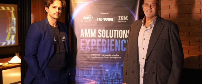 AMM Solutions Experience reúne IBM, Ingram Micro e mercado audiovisual Bruno, da AMM Solutions, e um especialista convidado posam ao lado do banner do AMM Solutions Experience, evento realizado em parceria com IBM e Ingram Micro para discutir infraestrutura de TI, armazenamento de dados e Inteligência Artificial para o mercado audiovisual.