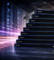 Pilha de unidades IBM FlashSystem em data center representando storage de alta performance com redução de espaço e consumo de energia
