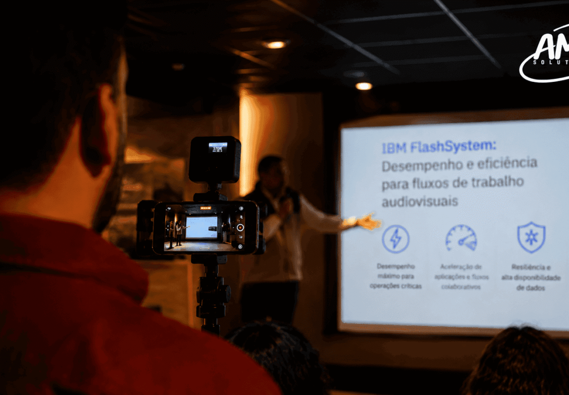 Palestra sobre infraestrutura de TI para produtoras audiovisuais durante o AMM Solutions Experience, com especialistas apresentando soluções de armazenamento, desempenho, segurança e escalabilidade para o mercado audiovisual.