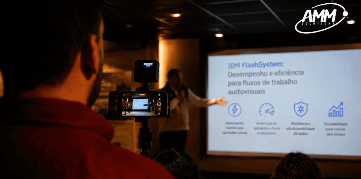 Palestra sobre infraestrutura de TI para produtoras audiovisuais durante o AMM Solutions Experience, com especialistas apresentando soluções de armazenamento, desempenho, segurança e escalabilidade para o mercado audiovisual.