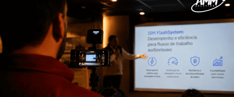 Palestra sobre infraestrutura de TI para produtoras audiovisuais durante o AMM Solutions Experience, com especialistas apresentando soluções de armazenamento, desempenho, segurança e escalabilidade para o mercado audiovisual.
