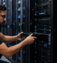 Profissional realizando manutenção em servidores de um data center, representando uma infraestrutura segura para backup corporativo.