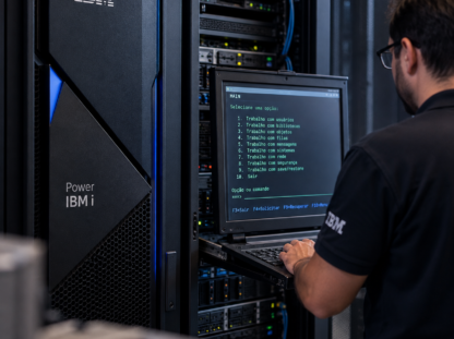 Servidores representando a replicação de dados IBM i entre ambientes