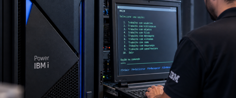 Servidores representando a replicação de dados IBM i entre ambientes