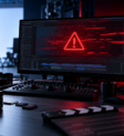 Ilha de edição de produtora audiovisual com alerta de falha no monitor, câmera, HDs e servidor ao fundo, ilustrando a importância de backup e disaster recovery